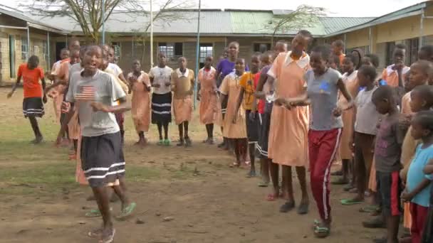 Dziewczyny Maasai Śpiewają Tańczą — Wideo stockowe
