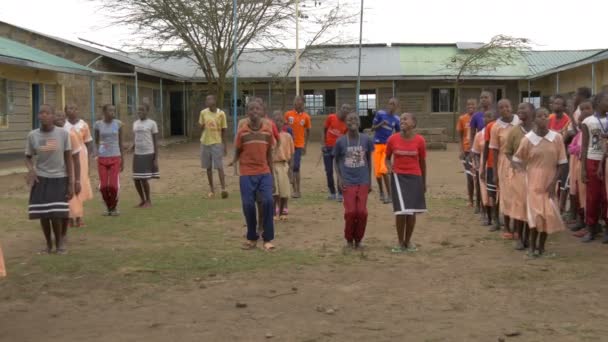 Maasai Dziewczyny Chłopcy Tańczą Śpiewają — Wideo stockowe