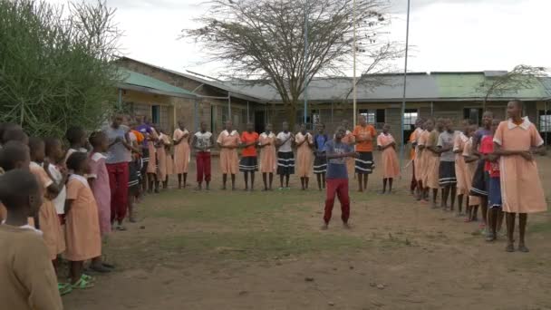 Maasai Lányok Fiúk Énekelnek — Stock videók