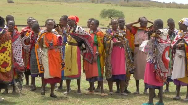 Femmes Africaines Avec Des Souvenirs Traditionnels — Video