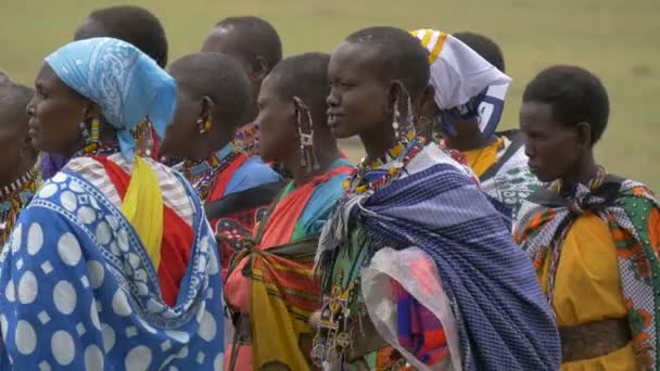 Femmes Portant Des Vêtements Traditionnels Des Bijoux Colorés — Video