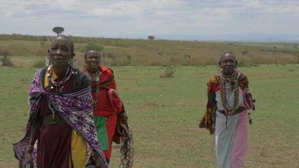 Kvinnor Med Traditionellt Pärlarbete Och Promenader — Stockvideo