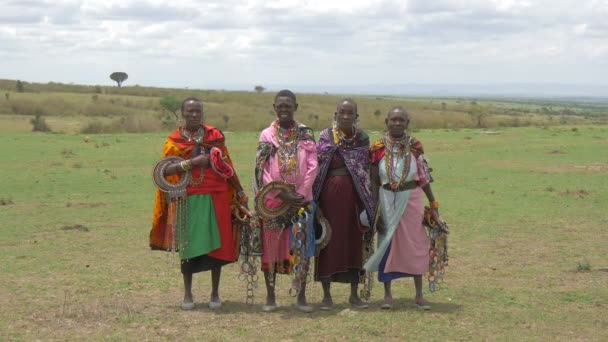 Vier Maasai Vrouwen Met Souvenirs — Stockvideo