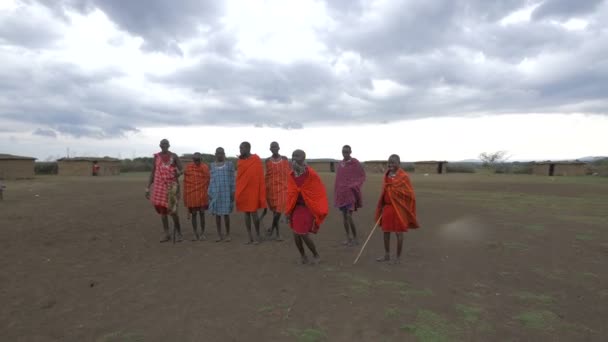 Maasai Homens Pulando Aldeia — Vídeo de Stock