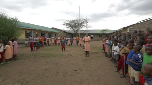 Des Enfants Masaï Sont Rassemblés Pour Chanter Danser — Video
