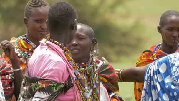 Gros Plan Sur Les Masaï Portant Des Perles Traditionnelles — Video