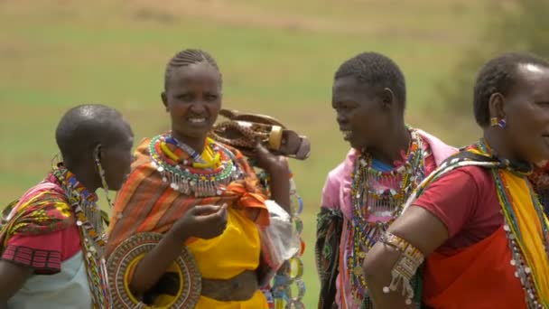 Maasai Mulheres Falando Caminhando — Vídeo de Stock