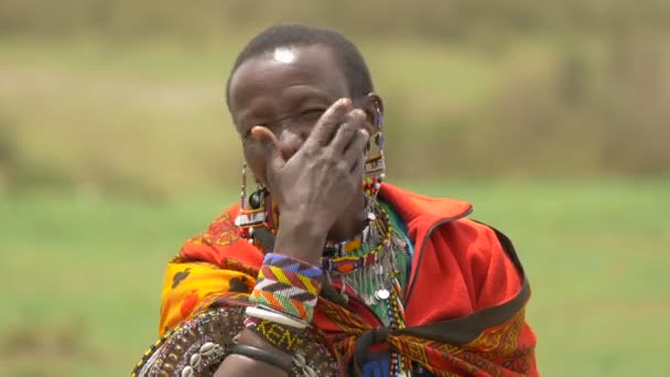 Maasai Kobieta Mówi Uśmiecha — Wideo stockowe