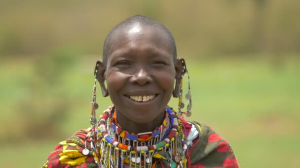 Gergin Kulak Memeleri Olan Maasai Bir Kadın — Stok video