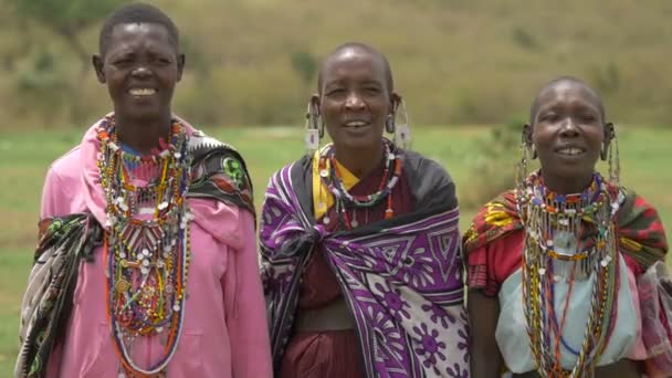 Tres Mujeres Masái Vestidas Con Ropa Tradicional — Vídeo de stock