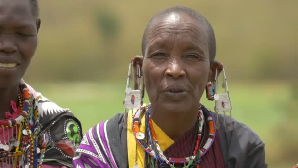 Anciana Mujer Masai Con Lóbulos Las Orejas Estiradas — Vídeo de stock