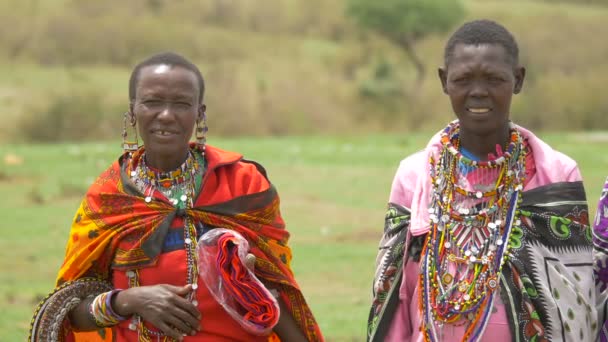 Utsikt Över Två Maasai Kvinnor — Stockvideo