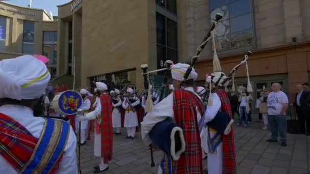 Een Tabakspijp Band Gekleed Oosterse Uniformen — Stockvideo