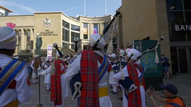 Een Tabakspijp Band Oosterse Uniformen — Stockvideo