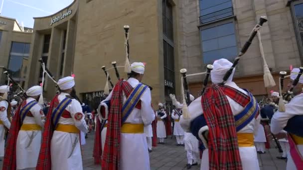 Sri Dasmesh Pipe Band Выступают Улице — стоковое видео