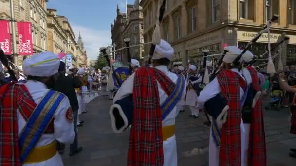 Sri Dasmesh Pipe Band Een Straat Glasgow — Stockvideo