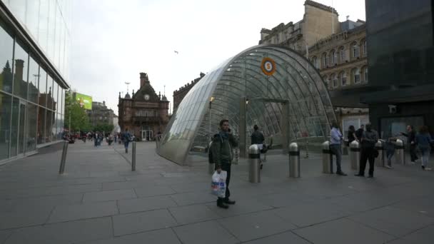 Una Entrada Estación Metro Una Plaza — Vídeos de Stock