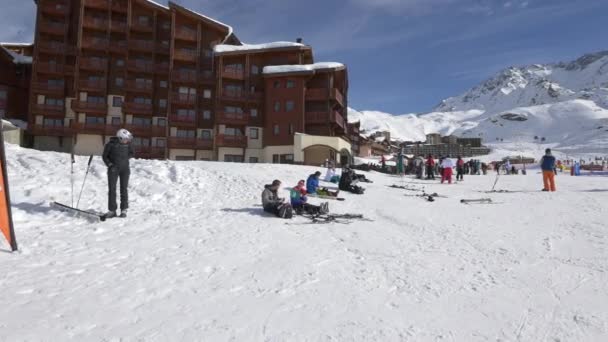 Skiërs Rustend Skipiste — Stockvideo