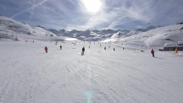 Skifahren Einem Skigebiet — Stockvideo