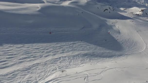 俯瞰人们在滑雪场上滑雪的景象 — 图库视频影像