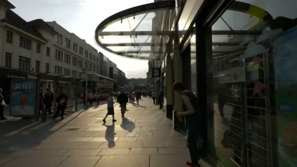 Egy Napfényes Járda Egy Buszmegállóval — Stock videók