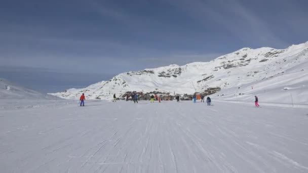 Pessoas Esquiando Uma Pista Esqui — Vídeo de Stock