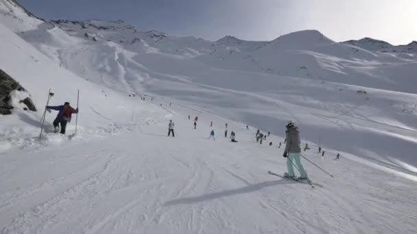 Woman Skiing Ski Slope — Stockvideo