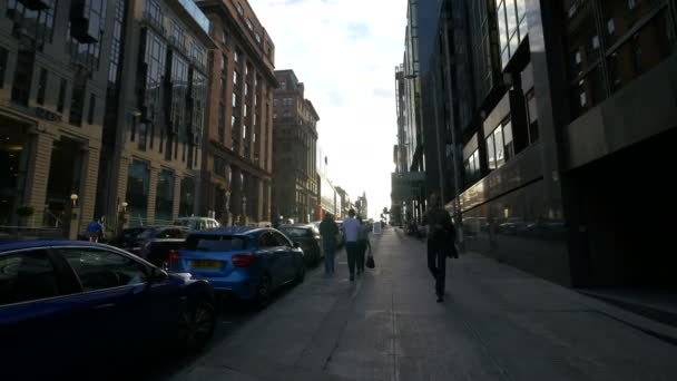 Ein Bürgersteig Durch Moderne Gebäude — Stockvideo