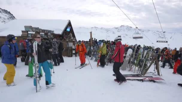 Menschen Einem Skigebiet — Stockvideo
