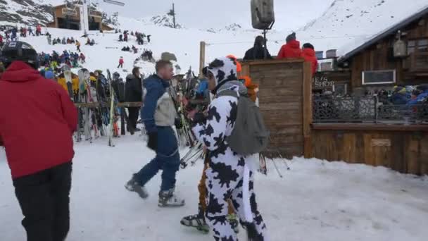 Männer Lustigen Kostümen Einem Skigebiet — Stockvideo