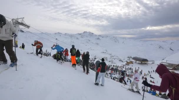 Muitas Pessoas Uma Estação Esqui — Vídeo de Stock
