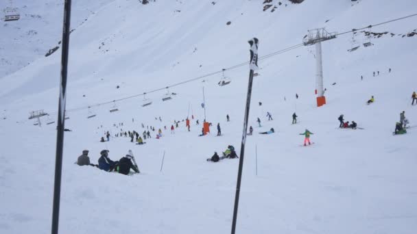 Pessoas Numa Estância Esqui — Vídeo de Stock