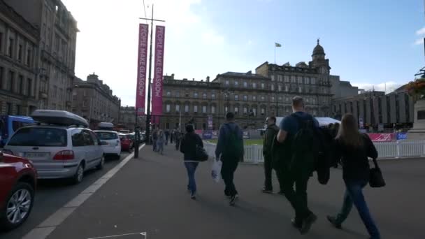 Pessoas Andando Uma Calçada Perto Uma Praça — Vídeo de Stock