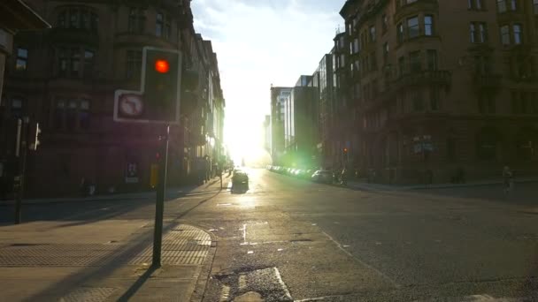 Egy Közlekedési Lámpa Egy Kereszteződésben — Stock videók