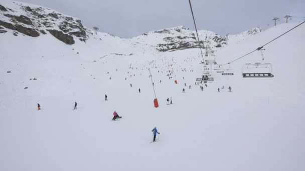 Skifahren Einem Skigebiet — Stockvideo