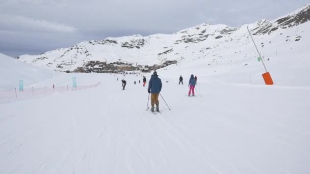 Άνθρωποι Που Κάνουν Σκι Μια Πλαγιά Του Σκι — Αρχείο Βίντεο