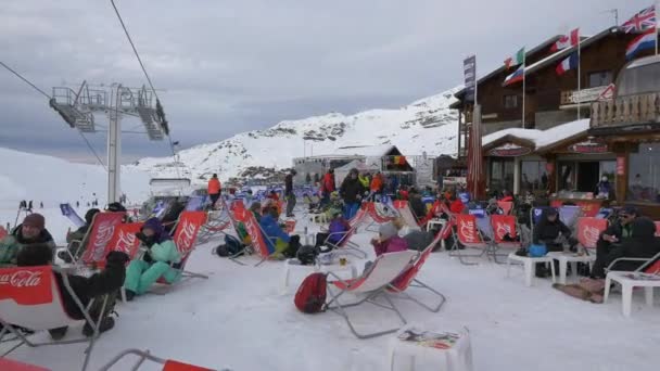 Pessoas Relaxando Cadeiras Uma Estância Esqui — Vídeo de Stock