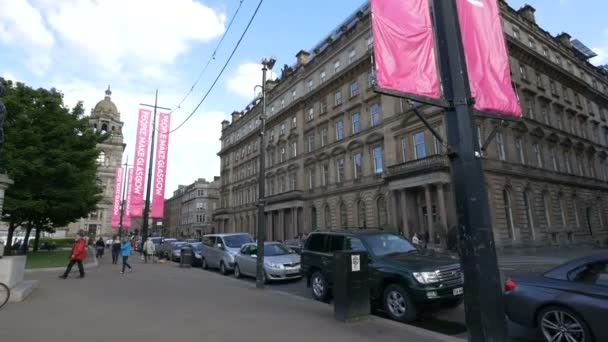 Carros Estacionados Banners Rosa Uma Rua — Vídeo de Stock