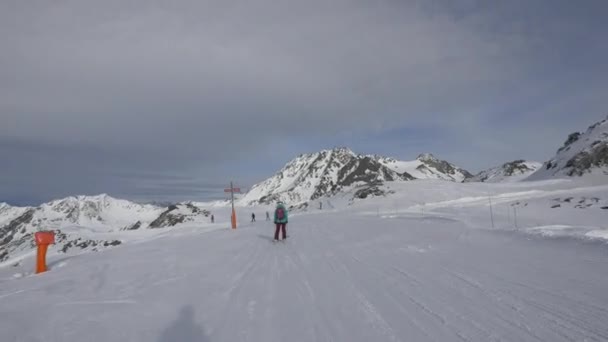 Menschen Beim Skifahren Auf Einer Skipiste — Stockvideo