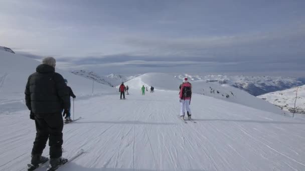 Personer Som Åker Skidor Skidbacke — Stockvideo