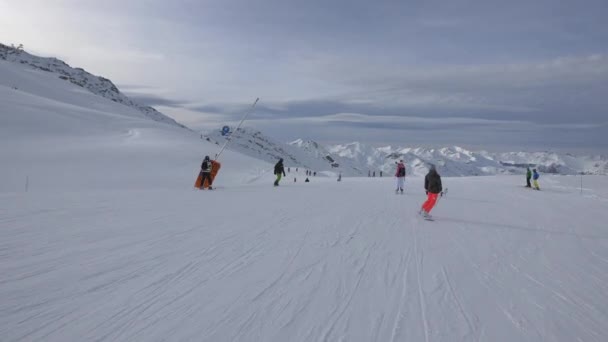 Menschen Beim Skifahren Auf Einer Skipiste — Stockvideo