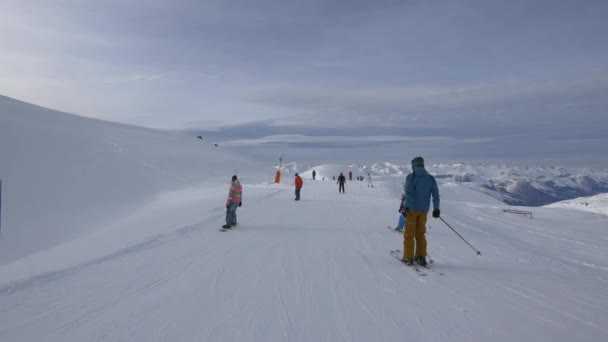 Gente Esquiando Una Pista Esquí — Vídeos de Stock