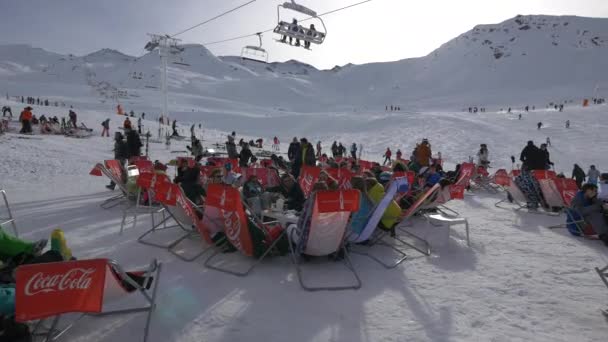 Personas Sentadas Tumbonas Una Estación Esquí — Vídeo de stock