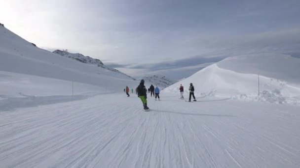 Pessoas Esquiando Uma Pista Esqui — Vídeo de Stock
