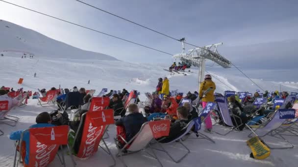 Pessoas Sentadas Espreguiçadeiras Uma Estação Esqui — Vídeo de Stock