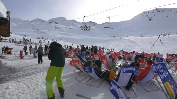 Pessoas Sentadas Espreguiçadeiras Uma Estação Esqui — Vídeo de Stock