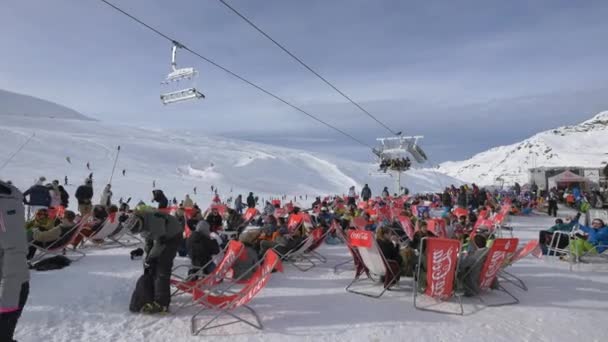 스키장에서 일광욕을 사람들 — 비디오