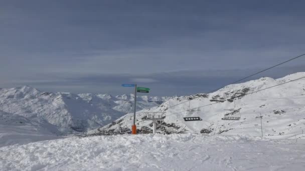 Chaises Roulantes Dans Une Station Ski — Video