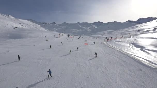 Mensen Skiën Een Skipiste — Stockvideo