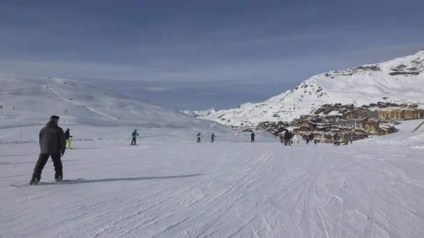 Pessoas Montando Snowboards Esqui — Vídeo de Stock